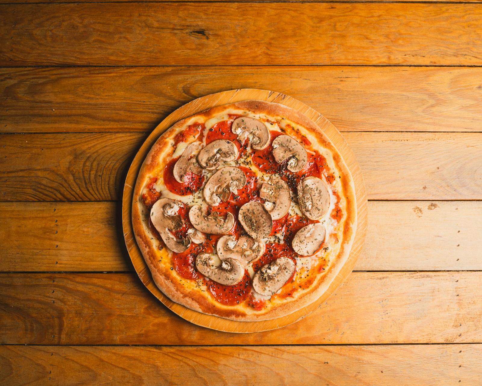 Pizza 2, pizza présentée sur une table