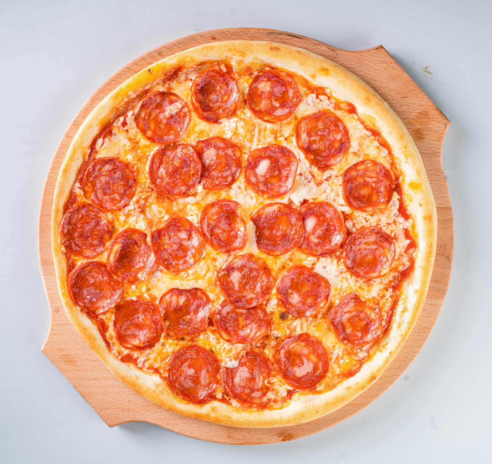 Pizza 3, pizza présentée sur une table